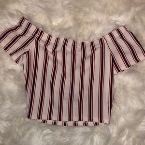 Crop top, off the shoulder